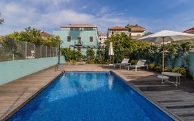 Central Studio W/ Pool, Ac & Patio By Lovelystay
